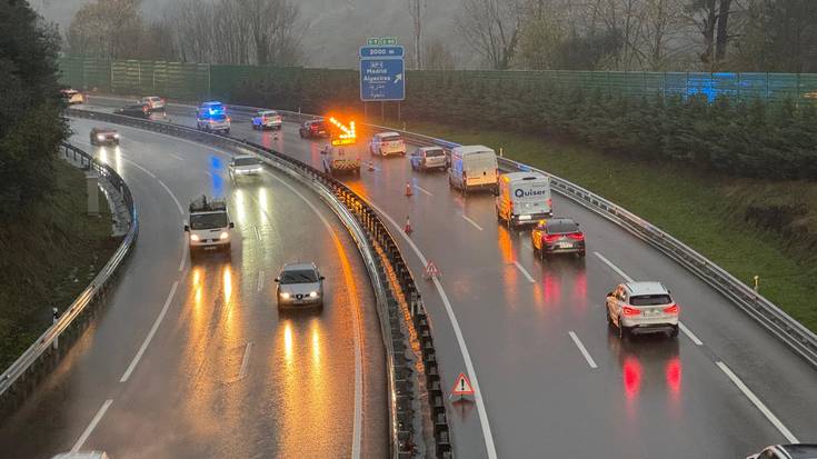 Istripua gertatu da A-8 autobidean Elgoibar parean, eta errail bat itxita dute Bilborako noranzkoan