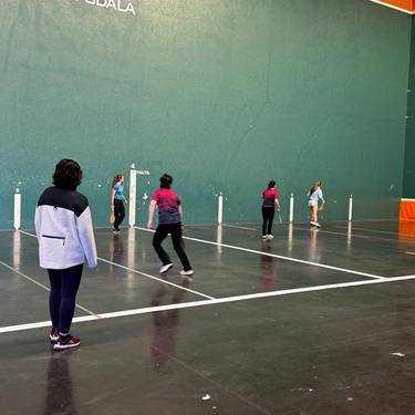 Debako emakumezkoen binakako pala txapelketa herrikoia (gomazko pilotarekin). Finala