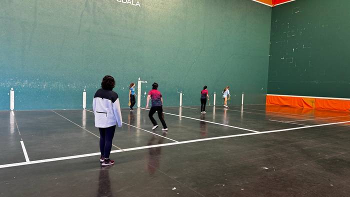 Debako emakumezkoen binakako pala txapelketa herrikoia (gomazko pilotarekin). Finala