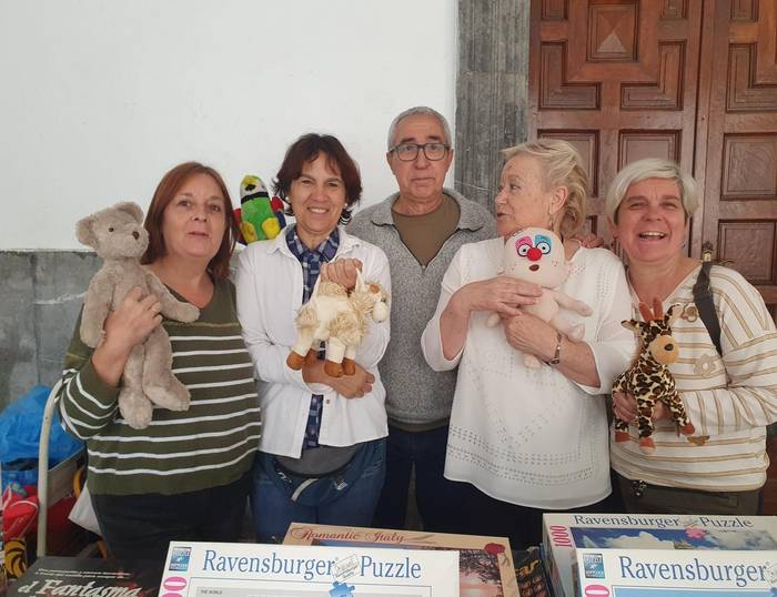 Debako Liburu Solidario Taldeak 700 euro bildu ditu herrian egindako azken azoka solidarioan