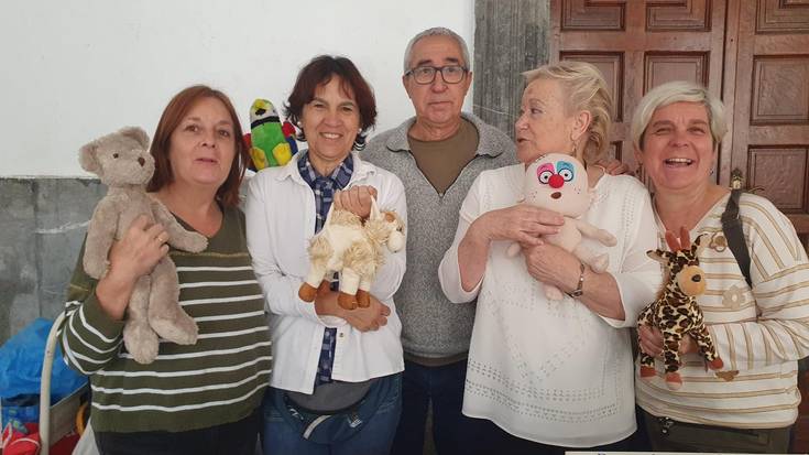 Debako Liburu Solidario Taldeak 700 euro bildu ditu herrian egindako azken azoka solidarioan