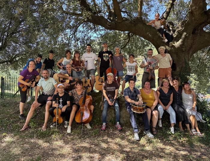 Folk Hotsak emanaldiak herri musika eta dantza uztartuko ditu domekan