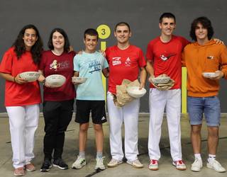 Ikusmin handia sortu dute Mendaron Gazte Asanbladak antolatutako frontenis txapelketako finalek