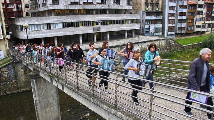 Trikitixa eta txaranga doinuek girotuta hasi dute ikasturtea Elgoibarko eskola umeek