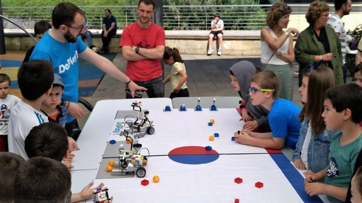 Robotika dibertigarriaren feria antolatu dute domekarako