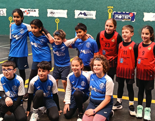 Saskibaloian eta futbolean lehiatzen hasi dute urtea Mallabiko eta Ermuko umeek