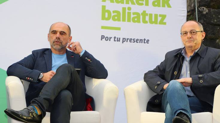 Herrirako eta Gipuzkoarako dituzten asmoei buruz hitz egin dute EHBilduko Jon Peli Uriguenek eta Juan Karlos Izagirrek