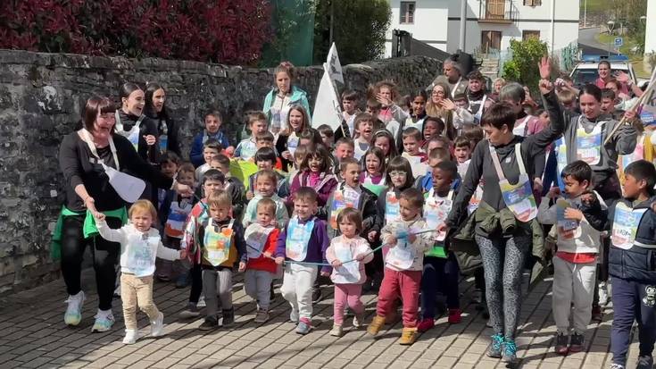 Txikienek bere egin dituzte Mallabiko kaleak eta Korrikaren aldarriak