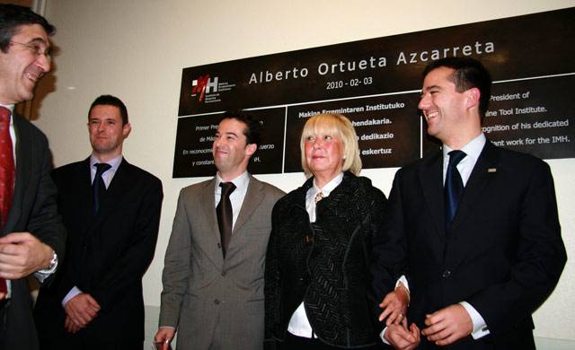 Alberto Ortuetaren alarguna, Maria Jesus Mendia, eta hiru semeak: Josu, Aitor eta Xabier, aitaren omenez bistaratu zuten plakaren aurrean.