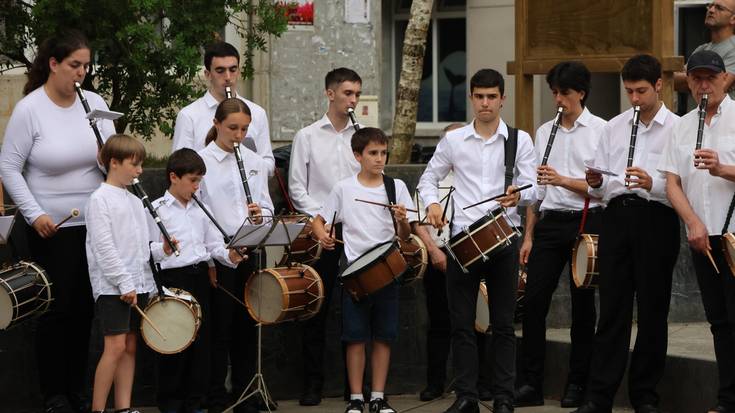 Txistu eta danbolin hotsek hartu dute Mendaro