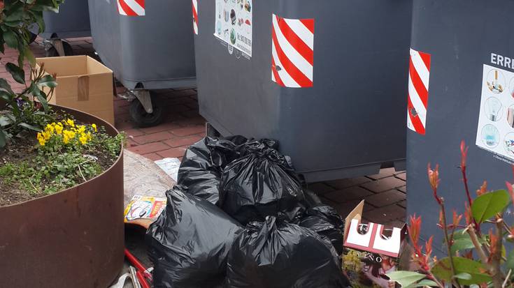 Udalak jarraipena egingo die zaborra edukiontzietatik kanpo lagatzen duten herritarrei