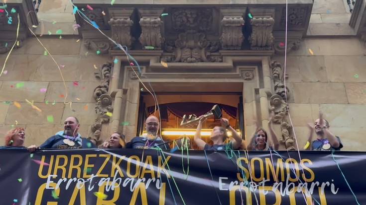 Lauko Ermuko Errotabarri eskubaloi taldeak Urrezko Ohorezko Mailara igo izana ospatu du herriarekin