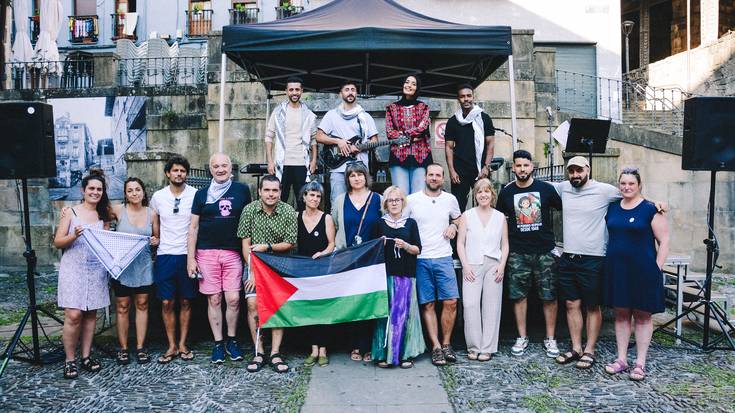 'Rifqa' poesia errezitaldi hunkigarria palestinarrei elkartasuna adierazteko