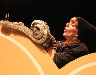 Bi sarrera HODEI GUZTIEN GAINETIK antzezlana ikusteko