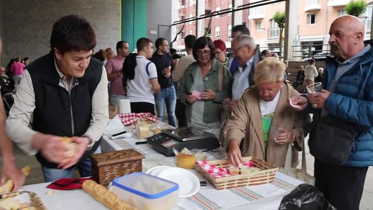 Asteburua borobiltzeko, Gazta eta Artisau Eguna izan dute gaur Mendaron