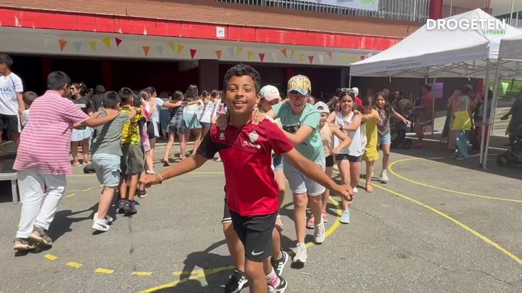 Agur-festa ederra egin zuten Ongarai eskolako ikasle, irakasle eta gurasoek