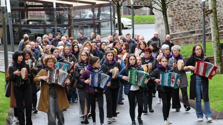 Trikitia, kantua, dantza eta omenaldia uztartu ditu 'Gure Mauriziak' ekimenak