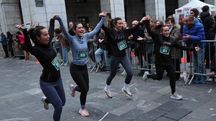 San Silbestre lasterketa jendetsua eta koloretsua egin dute Elgoibarren