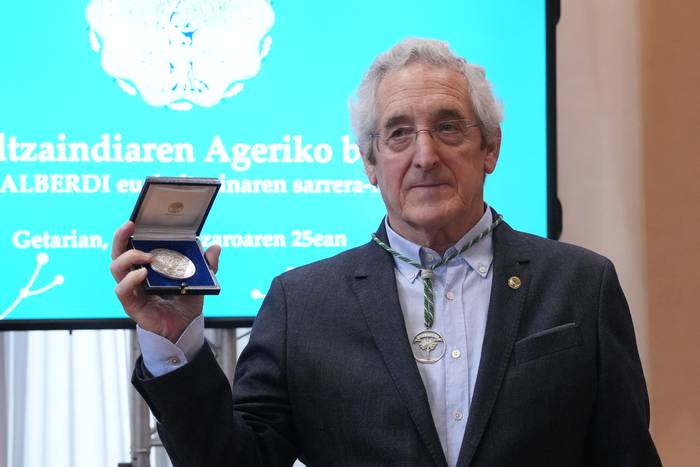 Andres Alberdi euskaltzain osoa emeritu egin dute
