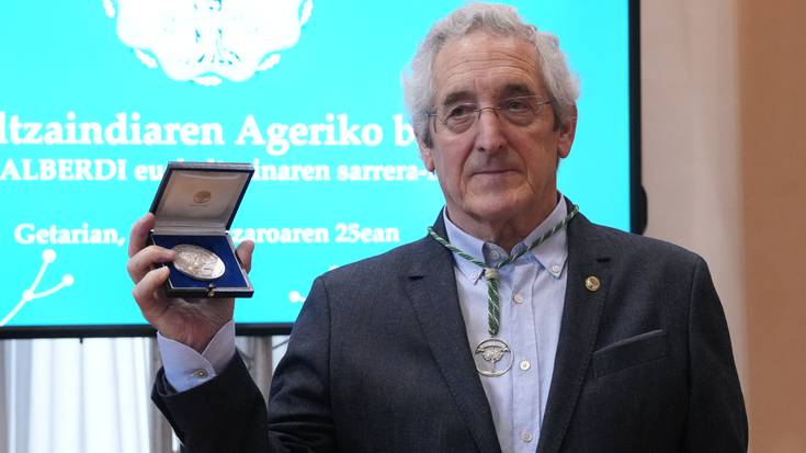 Andres Alberdi euskaltzain osoa emeritu egin dute