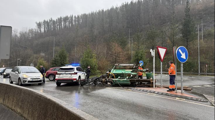 Makina batek Eibar-Ermua arteko biribilgunea oztopatu du