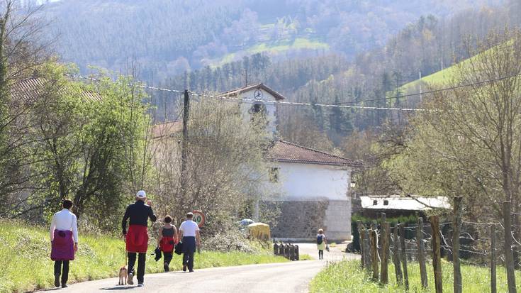 Pasealekuetara edo mendira irten diren herritarrei etxera bueltatzeko agintzen ari da polizia