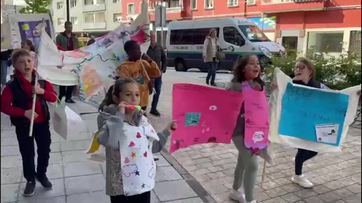Txakur-kakarik gabeko kaleak aldarrikatzeko manifestazioa egin dute Haur Kontseiluko kideek