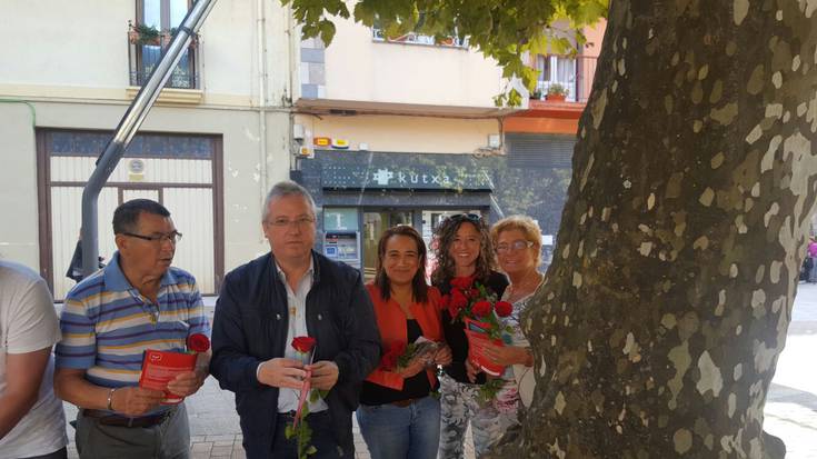 Alderdi sozialistako kideek arrosak eta informazioa banatu dituzte merkatuan
