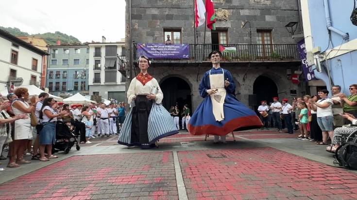 Txalo zaparradarekin eta benetan pozik hartu dituzte Soraluzeko erraldoi berriak: 'Olaondoko Anton' eta 'Mendiolako Ozeizia'
