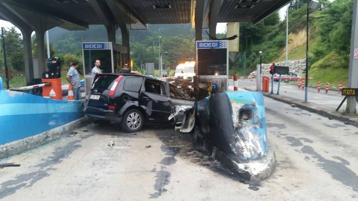 Auto batek Arriaga auzoko peajea jo du Elgoibarren