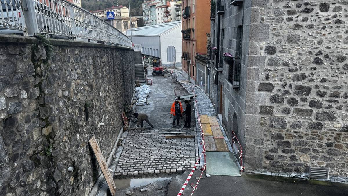 Hasi dira galtzada-harria jartzen