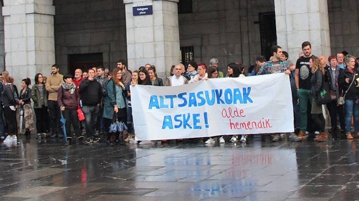 Altsasuko gazte auzipetuei babesa adierazteko elkarretaratzea egin zuten