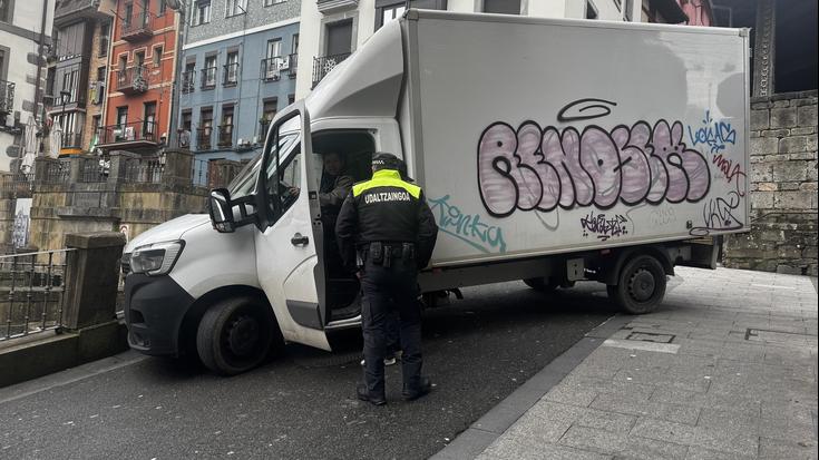 Kamioia trabes geratu da udaletxeko aldapan