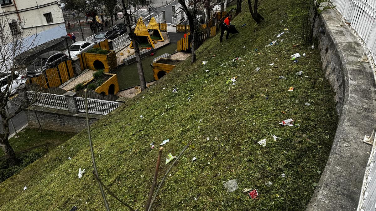 Eskolapeko zelaia zikin-zikin