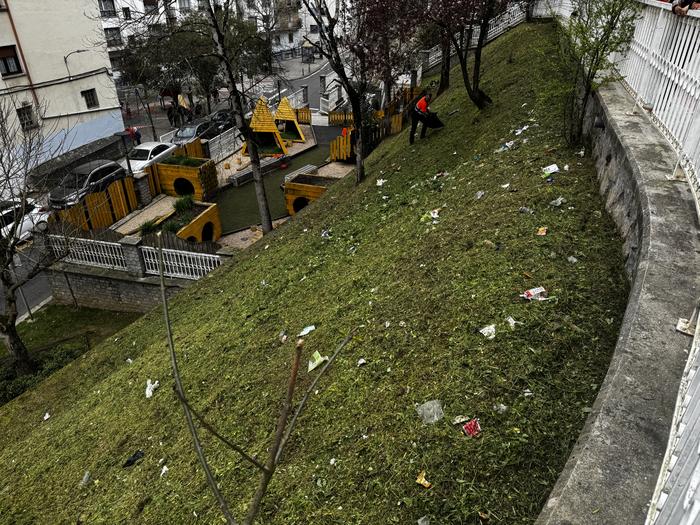 Eskolapeko zelaia zikin-zikin