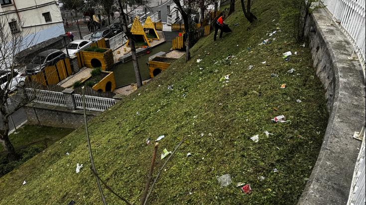 Eskolapeko zelaia zikin-zikin