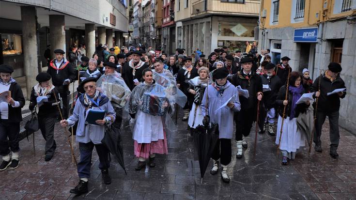Eguraldi euritsuari aurre eginez, ohitura zaharrari eutsi diote Etxegiña taldekoek