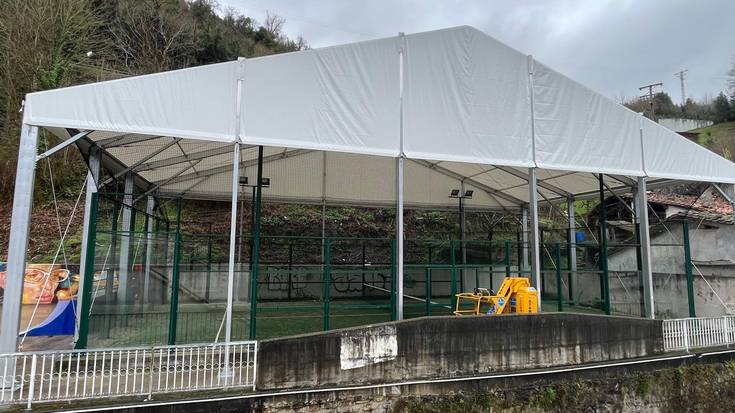 Padel pistan sarea jarri dute aste honetan zehar