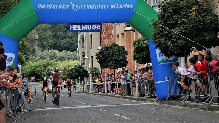 Andoni Azkarate txirrindulari arrasatearra gailendu zen Javier Ezenarro Oroitzarrean