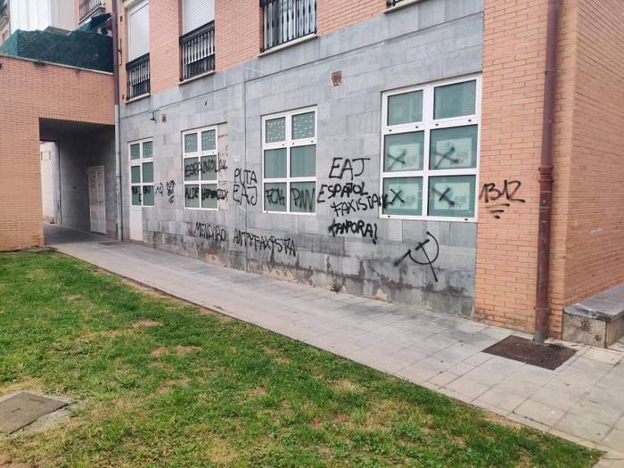 Mendaroko Udalak onartezintzat jo ditu Batzokiko atarian EAJren kontra egin dituzten pintaketak