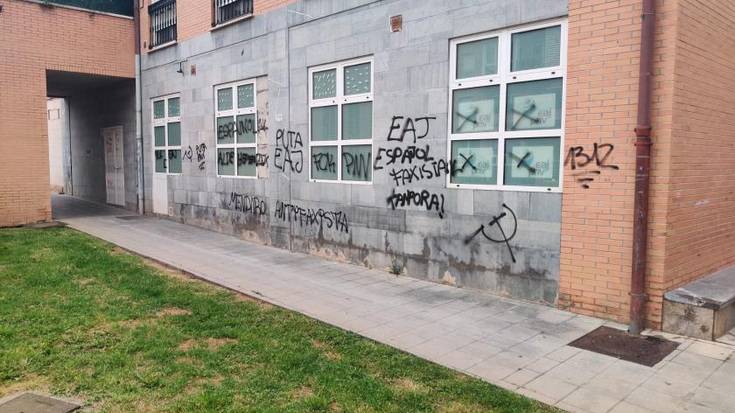 Mendaroko Udalak onartezintzat jo ditu Batzokiko atarian EAJren kontra egin dituzten pintaketak