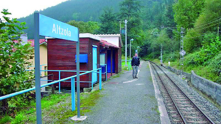 'Tren geltokia bai' plataforma sortu dute Altzolan, tren geltokia kendu ez dezatela eskatzeko