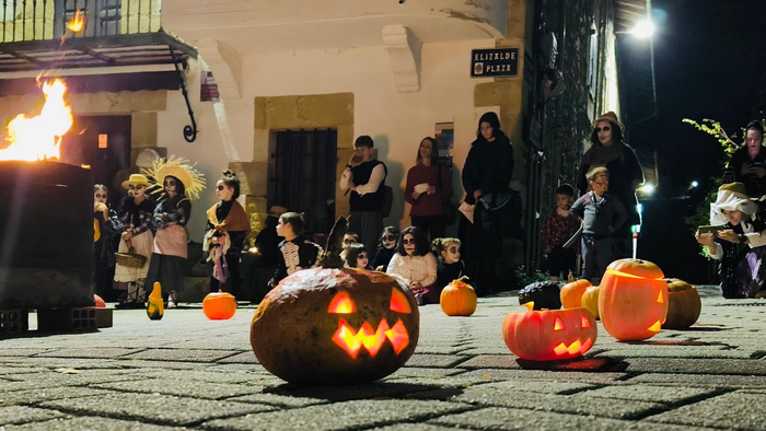 Ginkana, kantu erronda, tailerrak... eta "Madarikaostiok!" antzerkia izango ditu Gaba Baltzak