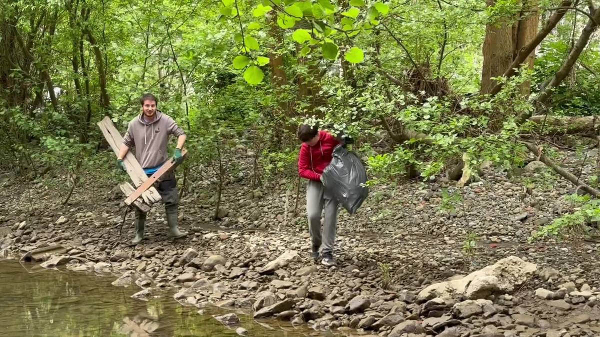 Denetariko zaborra atera zuten Soraluzen ibaia garbitzeko antolatutako auzolanean