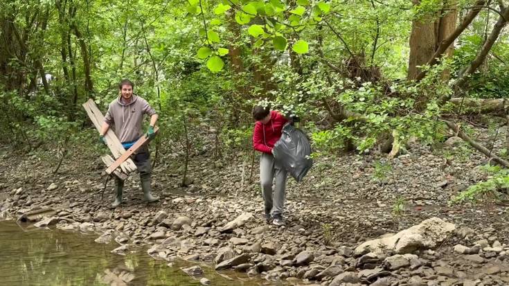 Denetariko zaborra atera zuten Soraluzen ibaia garbitzeko antolatutako auzolanean