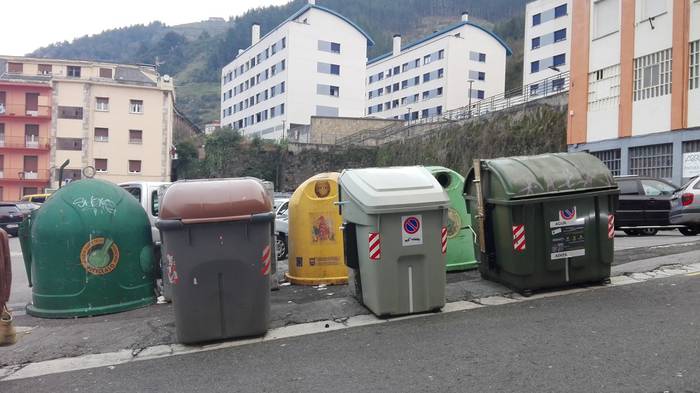 Gaur gauean hasiko dira erretiratzen edukiontzi berdeak