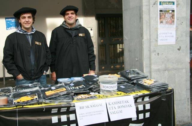 'Egunkaria'ren aldeko kamisetak, bonoak eta errifak saldu zituzten.