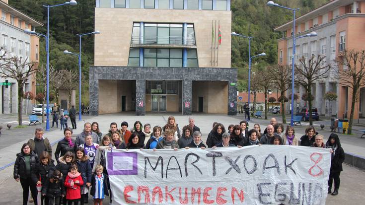 Borroka feminista "inoiz baino beharrezkoagoa" dela ohartarazi dute Mendaroko elkarretaratzean