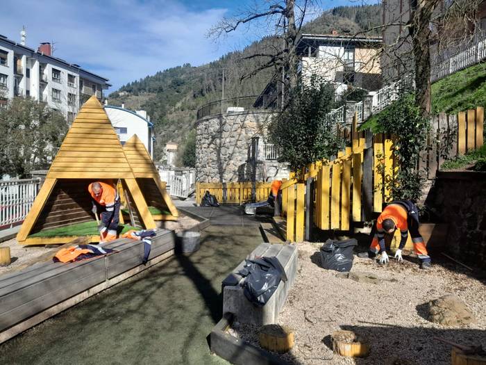 Lanbideren bidez kontratatutako hamabi peoi balioanitzak gaur hasi dira lanean