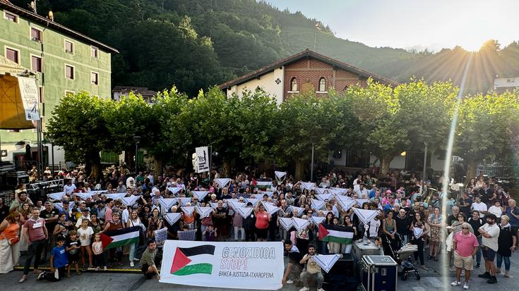 200 lagun inguruk palestinarren kontrako genozidioa salatu zuten